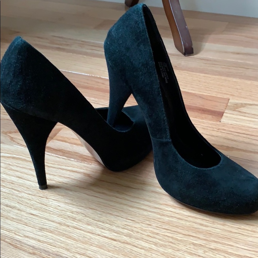 Steve Madden black pumps. You have found your holiday heals😍 - Picture 2 of 7